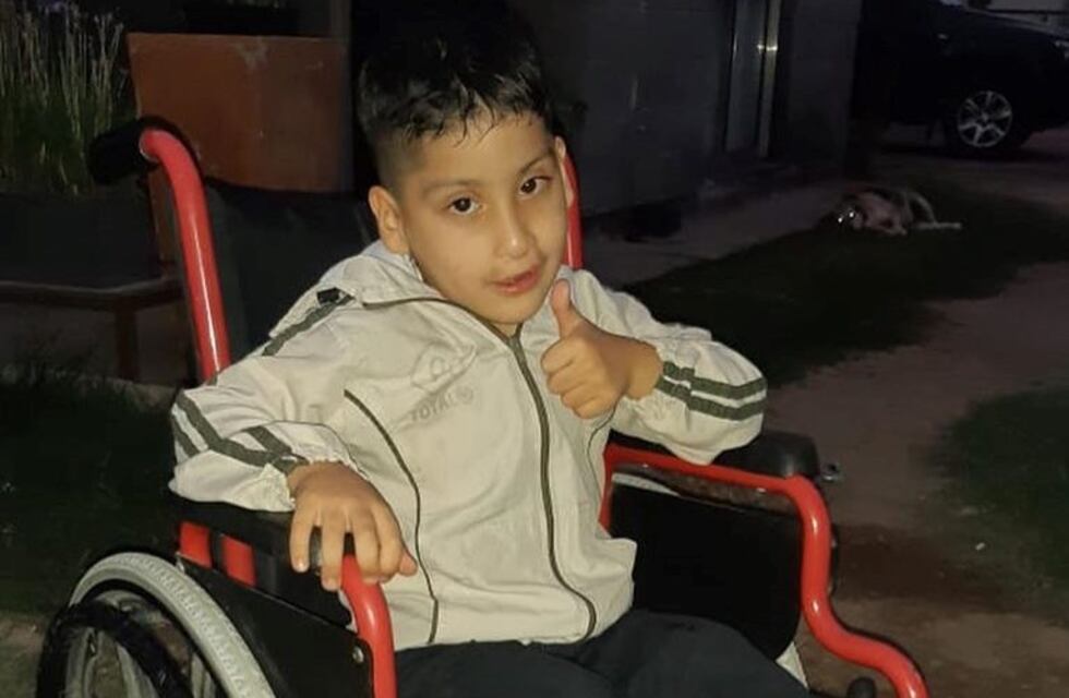 Arroyito: Kevin recibió una silla de ruedas por parte del Municipio