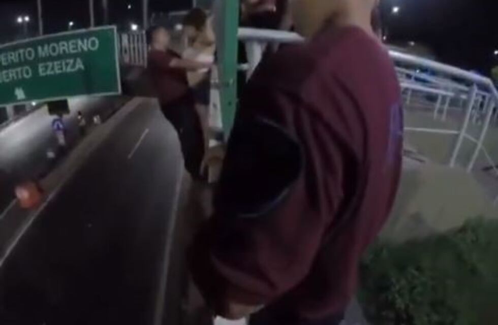 Una mujer se estaba por tirar de un puente pero la Policía logró salvarla