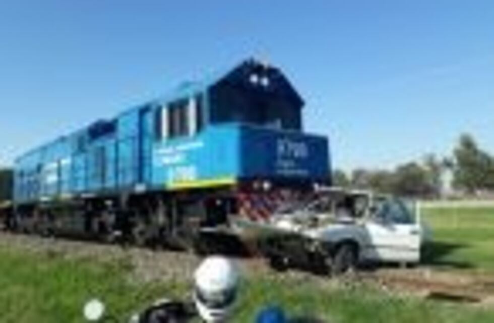 Automovilista salvó su vida de milagro tras ser embestido por un tren