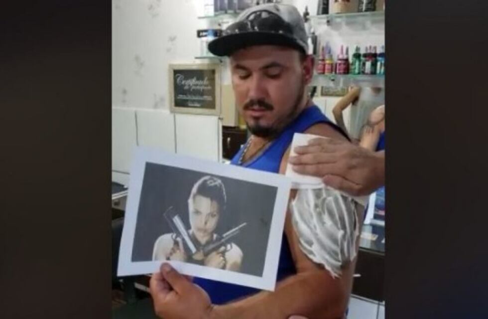 Se tatuó a Angelina Jolie y al ver el resultado su cara se volvió viral