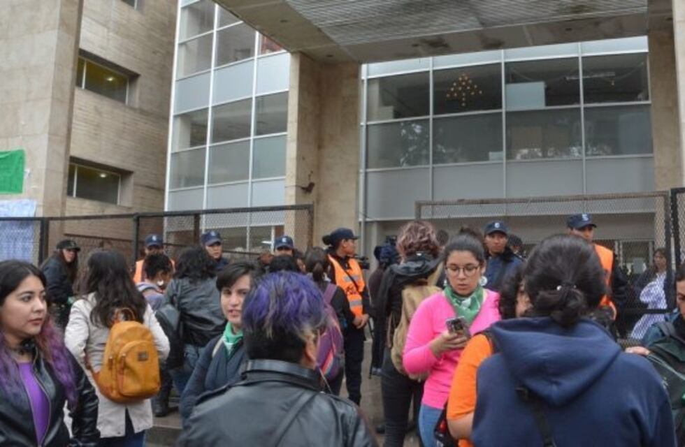 Indignación, polémica y debate en las redes por la muerte de la beba que nació por cesárea