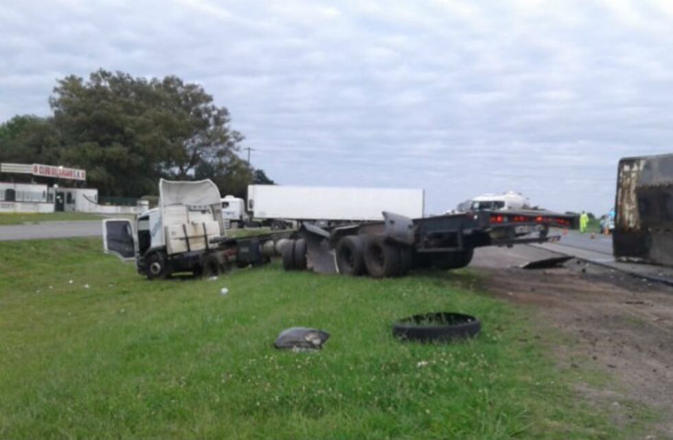 Una familia grabó cómo el camión volcó en la autopista Rosario-Buenos Aires