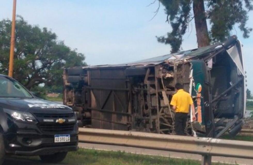 Volcó un micro de media distancia y hay 12 heridos, algunos de gravedad