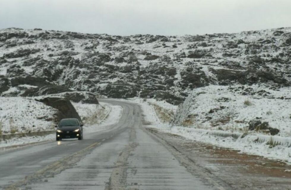Nieve y corte de ruta en el camino a las Altas Cumbres