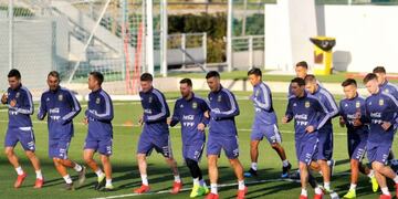 Suárez y Dybala entrenan junto a Messi en la Selección Argentina (Fotos gentileza Clarín)\u002E