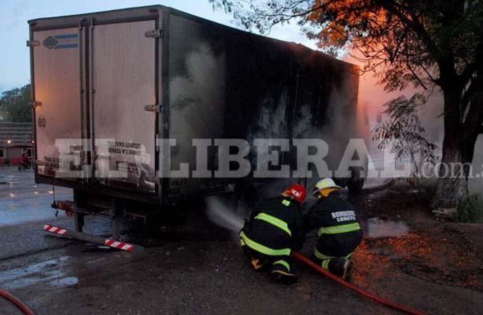 Un camión se prendió fuego sobre la ruta 9