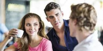 Poliamor: un hombre está en juicio por abusar de una de sus dos parejas