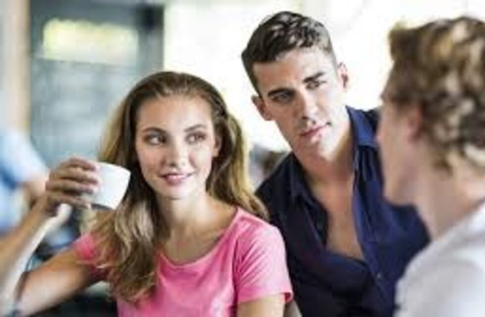 Poliamor: un hombre está en juicio por abusar de una de sus dos parejas