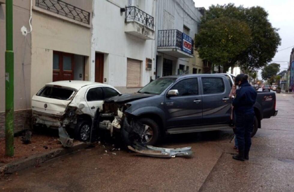 Violento choque entre dos vehículos