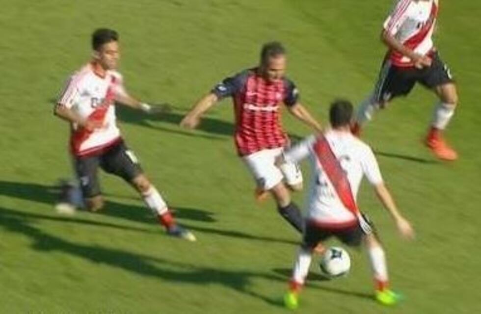 ¡Crack! Hermoso doble caño de Fernando Belluschi