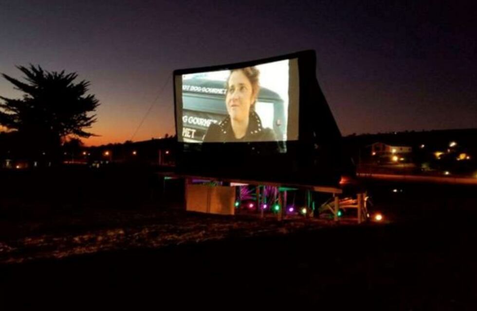 Reinventarse en la pandemia: inauguraron un autocine en Tandil
