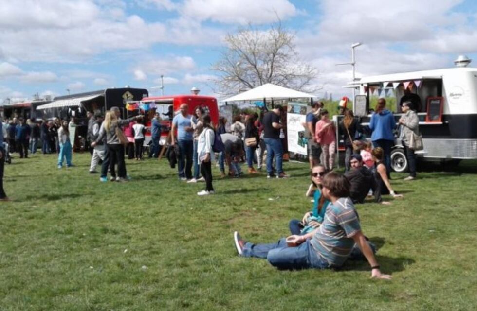 Por los riesgos bacterianos, prohíben la venta de hamburguesas en la calle