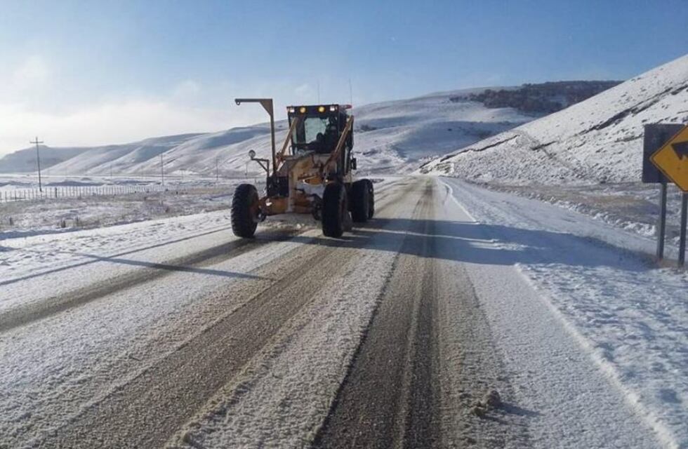 La nieve complica las rutas, hay cortes y se recomienda en lo posible no circular