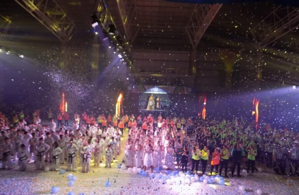 El intendente Sánchez entregó diplomas a quienes participaron en la inauguración del Polideportivo