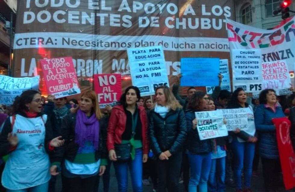 Docentes de Chubut marcharon a la casa de la provincia para "visibilizar su lucha"