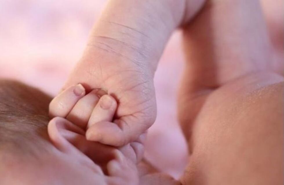 Dijo que su bebé se cayó a la pileta pero sospechan de ella