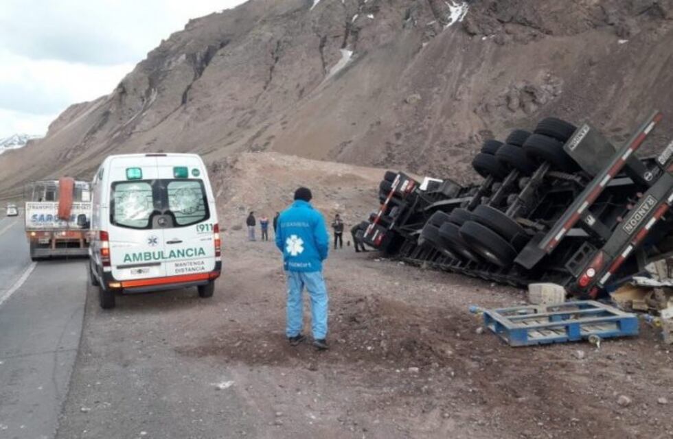 Un camionero volcó en Uspallata cuando se dirigía hacia Chile
