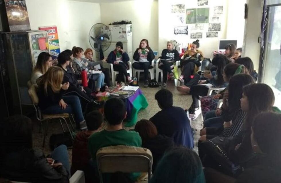 Denuncian que le cortaron la cara a una chica de 15 años por apoyar el aborto legal