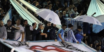 Supporters of Argentina's Racing Club cheer their team during the Copa Libertadores 2015 quarterfinals second leg football match against Paraguay's Guarani at Juan Domingo Peron stadium in Avellaneda, Buenos Aires, Argentina, on May 28, 2015\u002E AFP PHOTO / ALEJANDRO PAGNI buenos aires futbol copa libertadores 2015 futbolistas partido racing club vs guarani hinchas hinchada