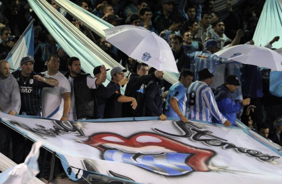 Feroz tiroteo de la barra de Racing en el Club Alvear de Parque Avellaneda