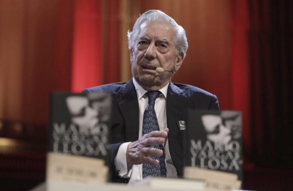 El escritor Vargas Llosa afirmó que el Premio Nobel de Literatura debe ser para escritores y no para cantantes