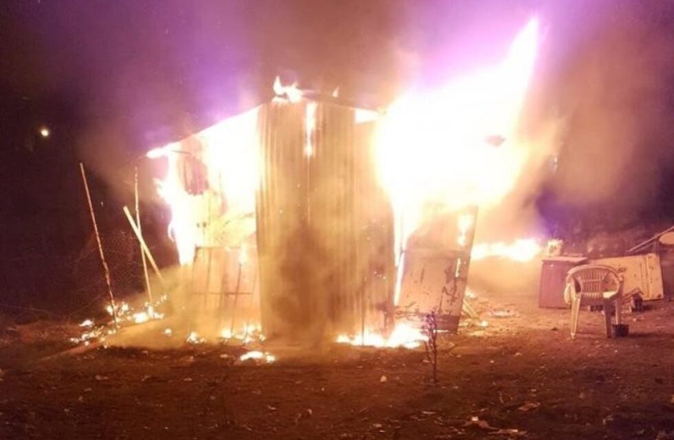 Fuerte incendio arrasó con una vivienda ubicada a un costado de las vías