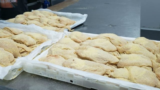 Un recorrido por la planta industrial de Lutti, emprendimiento cordobés que prepara mil kilos de milanesas por día\u002E