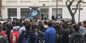 Los estudiantes se manifestaron en la puerta del colegio (Web)