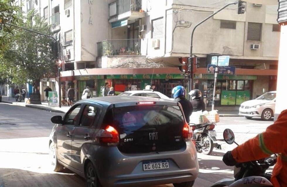 Una mancha de aceite provocó estragos en el microcentro tucumano