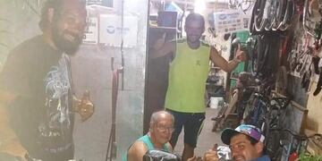 El aventurero logró reparar su bicicleta gracias a la generosidad de un bicicletero\u002E