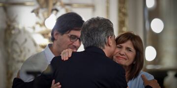 AME538\u002E BUENOS AIRES (ARGENTINA), 20/01/2019\u002E- El presidente de Argentina, Mauricio Macri (c), saluda a la ministra de Seguridad, Patricia Bullrich (d), durante un acto en la Casa Rosada este lunes, en la ciudad de Buenos Aires (Argentina)\u002E Macri anunció que firmará un decreto para que el Estado recupere dinero y otros bienes relacionados con la corrupción y otros delitos graves, como el narcotráfico\u002E EFE/Juan Ignacio Roncoroni