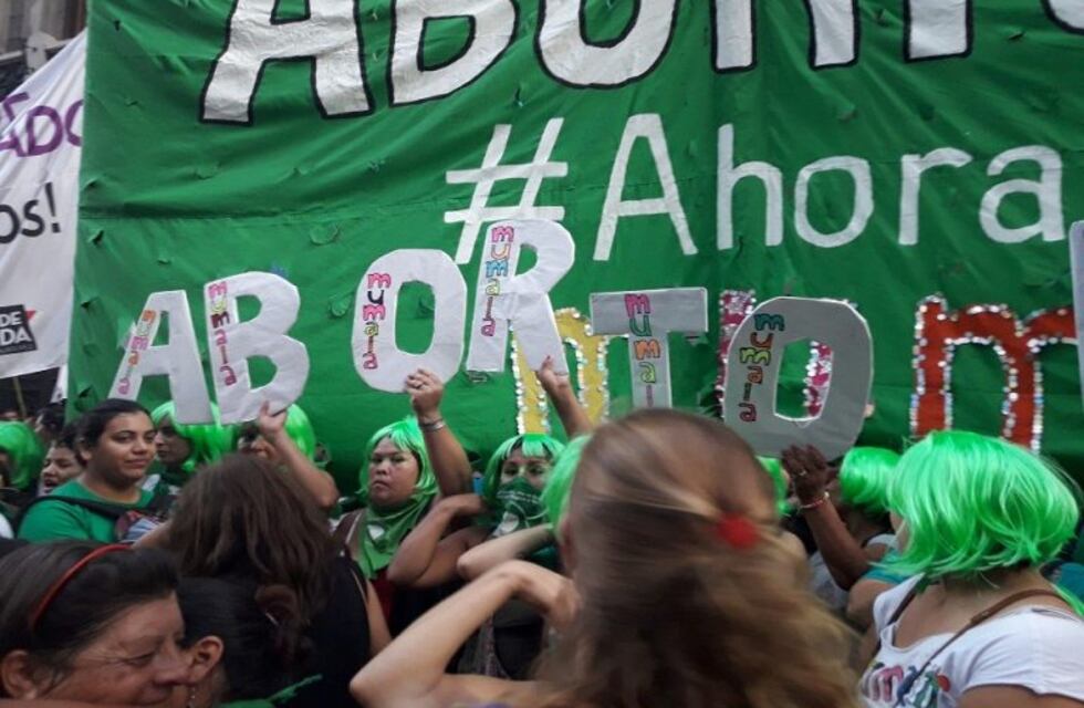 Mujeres a favor del aborto le cambiaron la letra al Himno Nacional