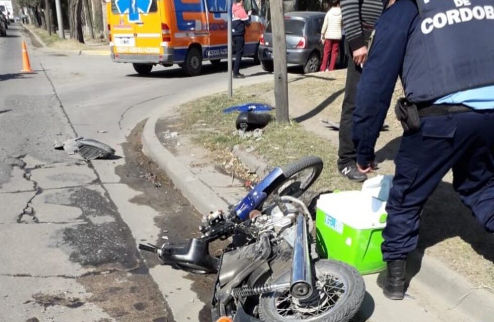 Un motociclista con traumatismo de cráneo tras colisionar contra un vehículo