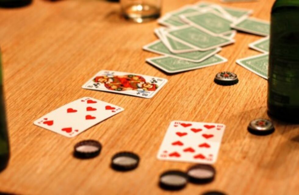 En plena cuarentena se juntaron a cenar y jugar a las cartas