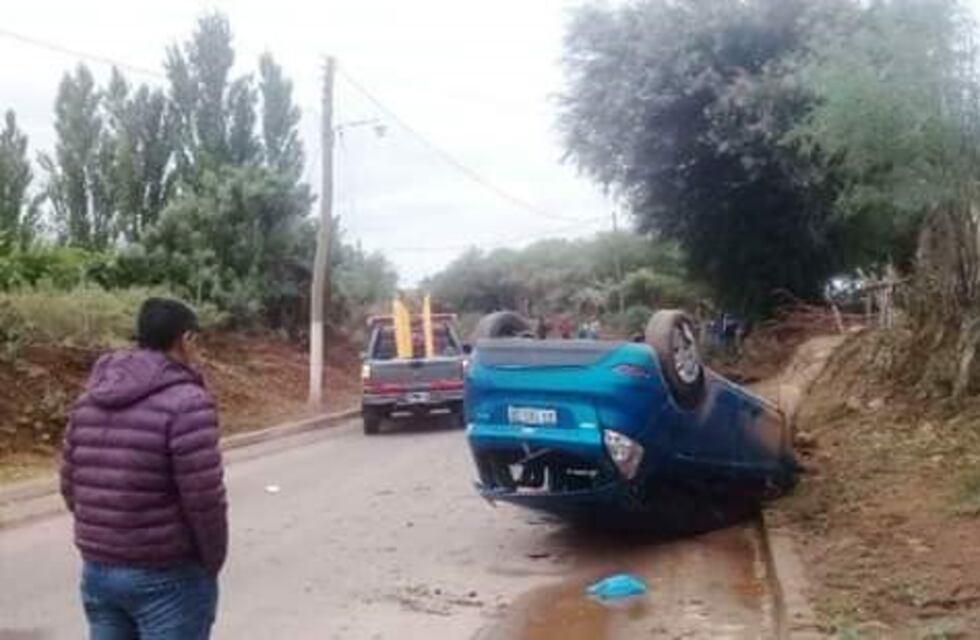 Villa Unión: Joven salvó su vida tras el vuelco de un auto