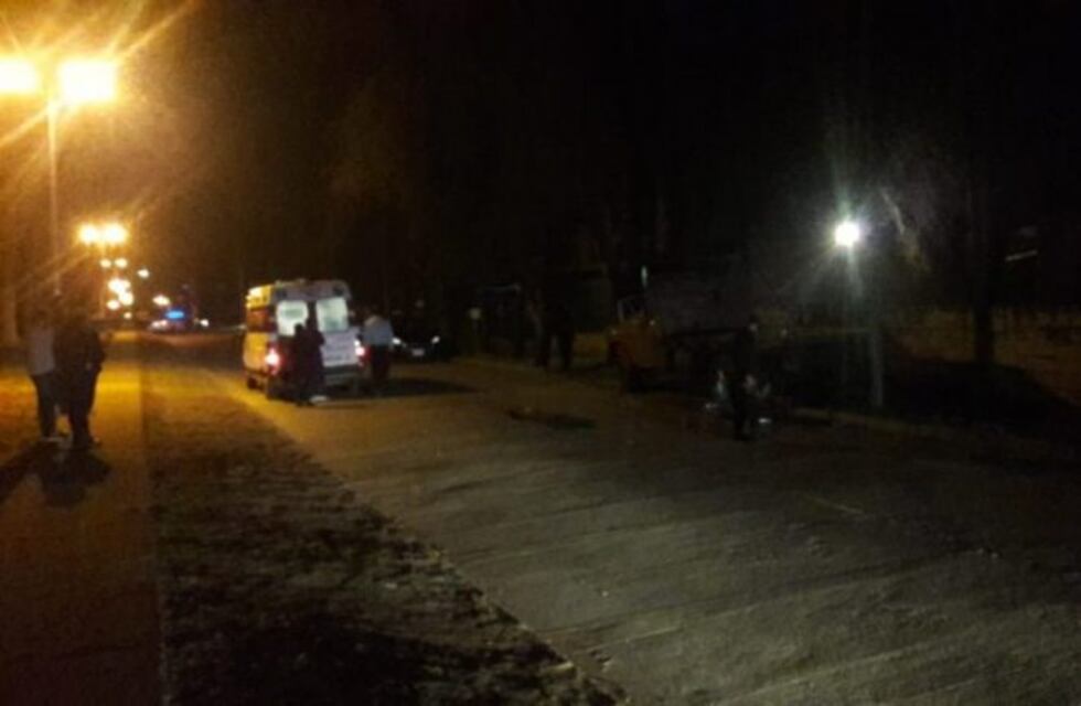 Accidente fatal: un motociclista chocó contra un camión estacionado