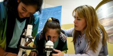 Gabriela Paraje es especialista en microbiología\u002E Pasó por las aulas de la escuela Antártida Argentina para contar de qué trabajan los científicos\u002E