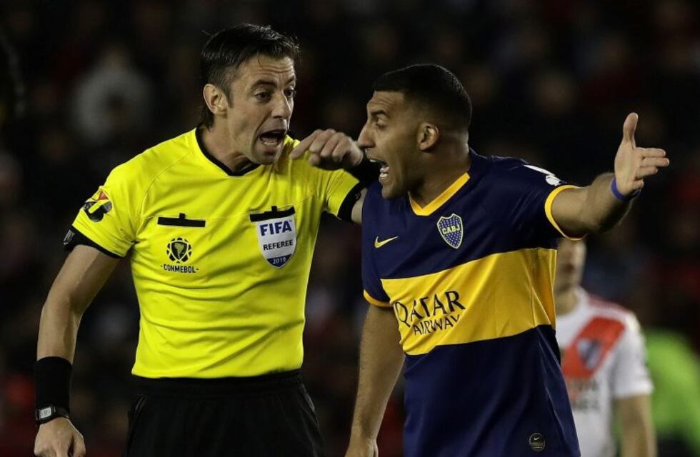 "¡Son una mafia!", gritó Wanchope Ábila en medio de la consulta del VAR por el penal para River