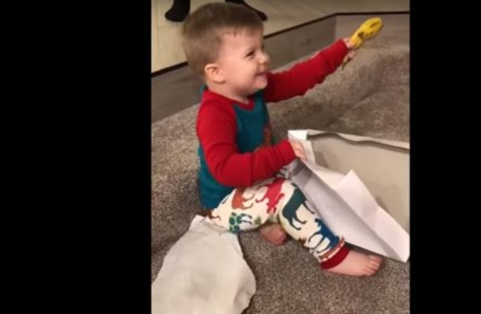 La tierna reacción de un nene ante un regalo inesperado en Navidad