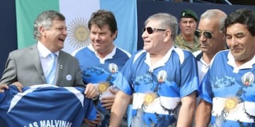 Domingo Peppo con excombatientes