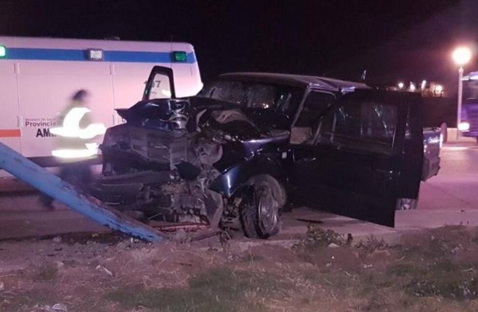 Accidente sobre la avenida Ducós con dos personas atrapadas