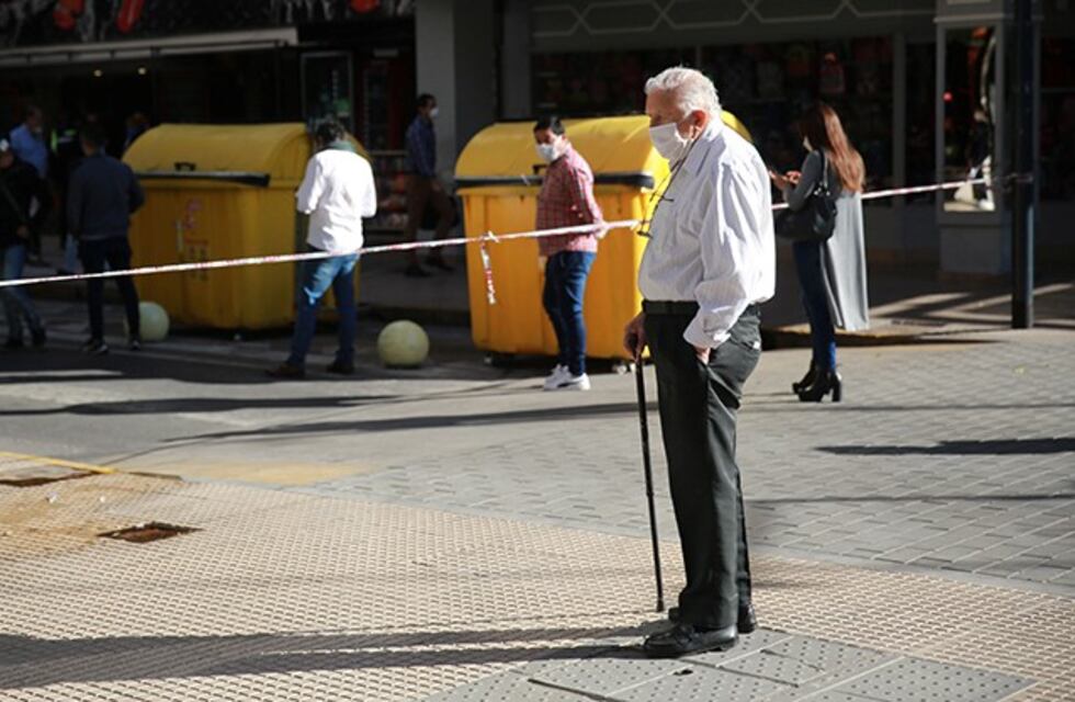 Cuarentena: la Policía regula la circulación de taxis y peatones en el microcentro