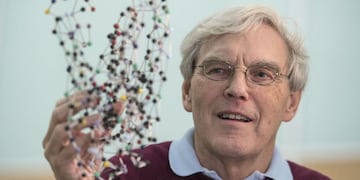 Molecular biologist and biophysicist Richard Henderson sits for a portrait, following the announcement that he is a joint winner of the 2017 Nobel Prize in Chemistry, at the MRC Laboratory of Molecular Biology in Cambridge, Britain October 4, 2017\u002E REUTERS/Toby Melville     TPX IMAGES OF THE DAY