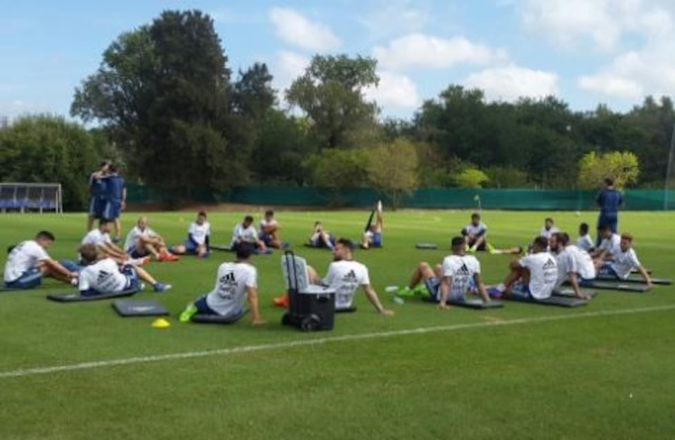 Messi ya se entrena en Ezeiza y Dybala hace kinesiología