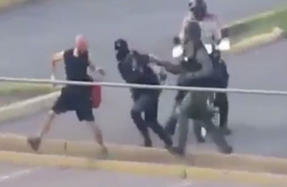 Video: brutal golpiza de policías y militares venezolanos a un hombre