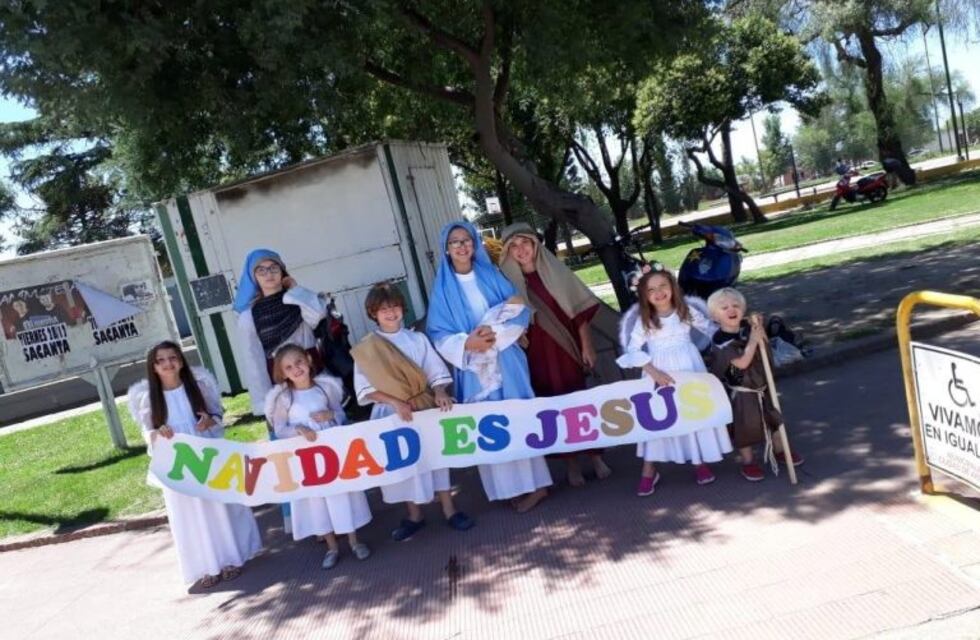 Con el lema "Navidad es Jesús" jóvenes de Arroyito se presentaron en las calles