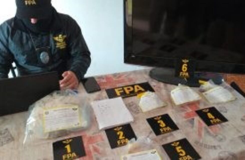 Secuestraron 1800 dosis de droga en Cruz del Eje y detuvieron a una pareja