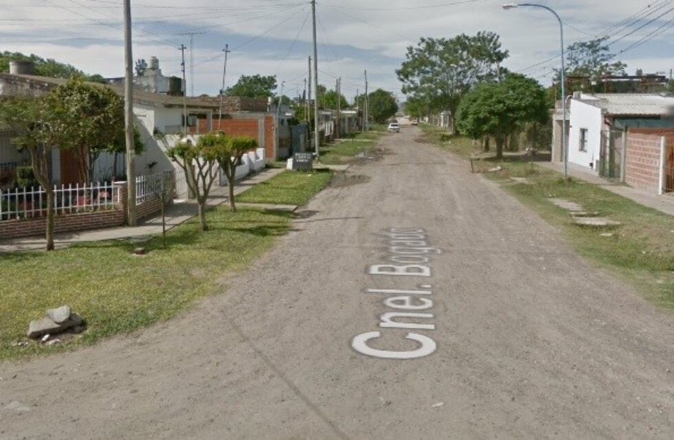 Una agente policial fue mordida por una mujer tras impedir que la familia se colgara de un cable de luz