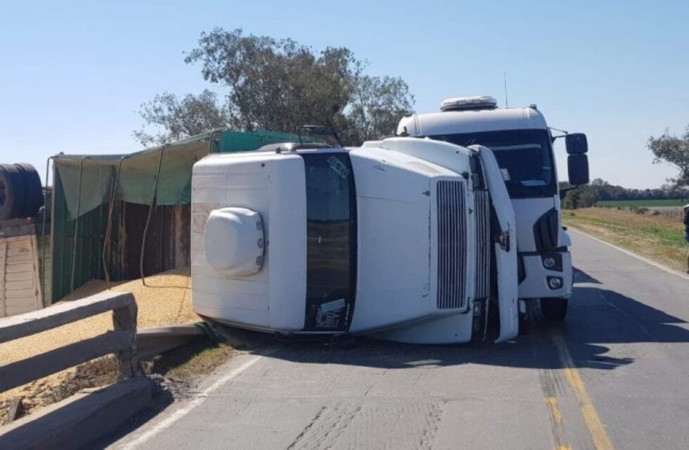 Volcó un camión lleno de soja en Lehmann