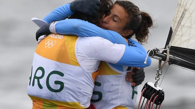 Juegos Olimpicos Rio 2016 Brasil\r\nSantiago Lange y Carranza ganan la medalla de oro Vela Clase Nacra 17 Mixto\r\n\r\n\r\nArgentina's Santiago Lange and Cecilia Carranza Saroli celebrate after winning the Nacra 17 Mixed medal race at Marina da Gloria during the Rio 2016 Olympic Games in Rio de Janeiro on August 16, 2016 / AFP PHOTO / WILLIAM WEST rio de janeiro brasil santiago lange Cecilia Carranza Saroli juegos olimpicos rio 2016 yachting regatas regata categoria clase Nacra 17 regatistas argentinos ganadores medalla de oro